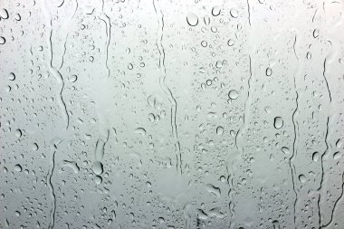Yağmurdan sonra bardağa küçük bir yağmur damlası düşer..