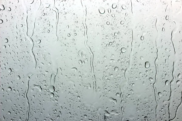 雨の後 小さな雨滴がガラスの上に残ります ロイヤリティフリーのストック写真