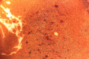 Yakın zamanda demlenmiş hazır kahve köpüğünün tepesinden bir manzara. Arkaplan olarak kullanılabilir.