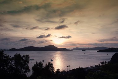 Alacakaranlık denize günbatımı.