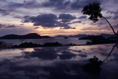 Alacakaranlık denize günbatımı.