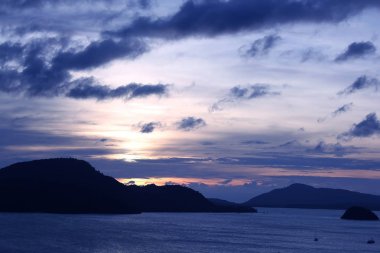 Alacakaranlık denize günbatımı.