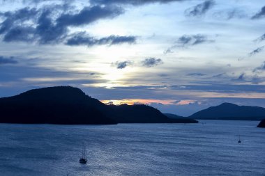 Alacakaranlık denize günbatımı.