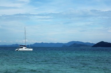 Denizde beyaz bir tekne var..