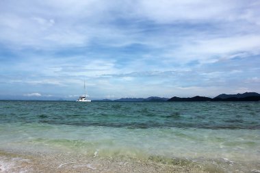 Denizde beyaz bir tekne var..