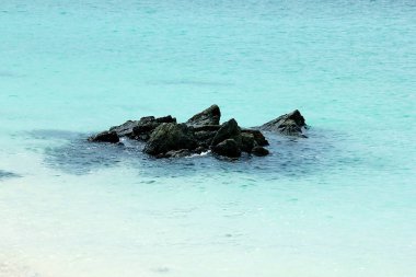 Deniz Beach'te kayalara