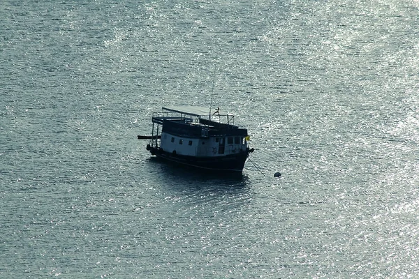 Silhouette Eines Schiffes Auf See — Stockfoto
