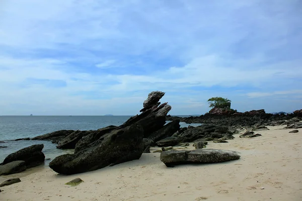 大海中海滩上的岩石 — 图库照片
