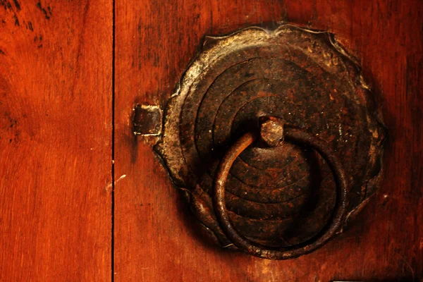 Una Puerta Madera Con Una Cadena Oxidada Maneja — Foto de Stock