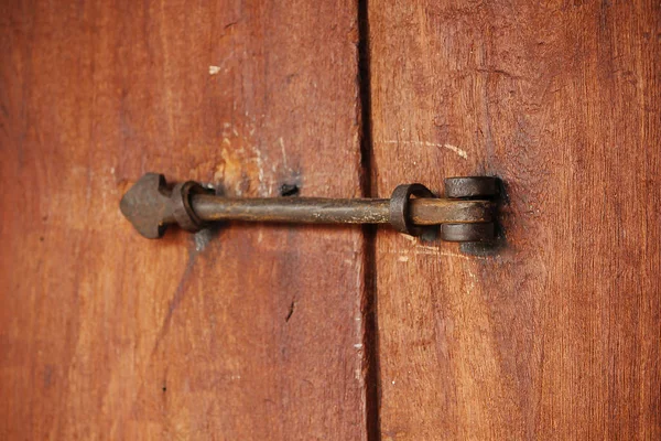 Eski Ahşap Kapı Kilidi Için Eski Demir Kilit — Stok fotoğraf