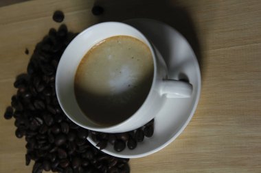 Kahve karışımı süt köpüğü beyaz cam, ahşap üzerine yerleştirilen.