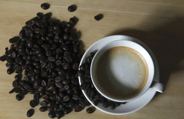 Café Mezcla Espuma Leche Vidrio Blanco Colocado Una Madera — Foto de Stock