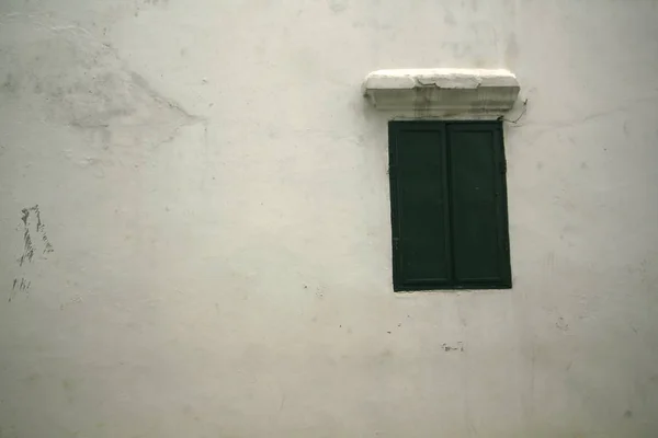 Witte Cement Muur Met Groene Venster — Stockfoto