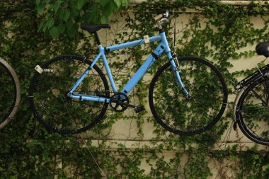 Duvarda asılı mavi bisiklet