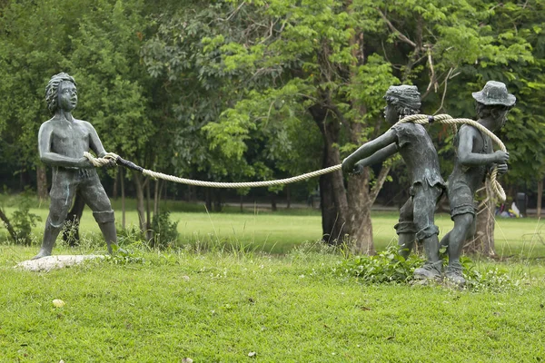 Una Estatua Niño Jugando Parque — Foto de Stock