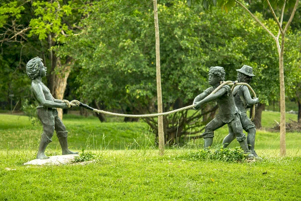 Una Estatua Niño Jugando Parque — Foto de Stock