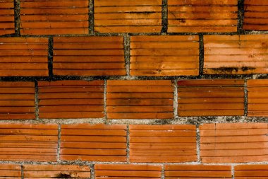 Duvarlar tuğla katmanları eski lekeleri ile çakışan kırmızıdır.