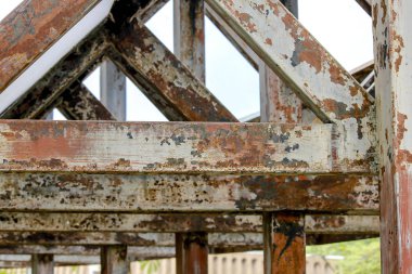 Eski ve paslı boya ve dışarı peeling çelik çerçeveye uzun bir süre için kullan.