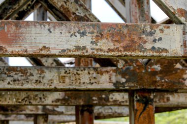 Eski ve paslı boya ve dışarı peeling çelik çerçeveye uzun bir süre için kullan.