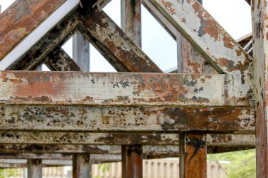 Eski ve paslı boya ve dışarı peeling çelik çerçeveye uzun bir süre için kullan.