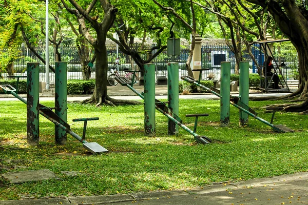 Старые Зеленые Качели Лужайке Парка — стоковое фото