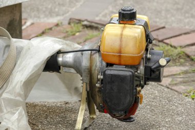 Çim biçme makinesi eski motor.
