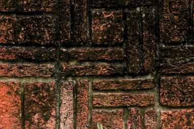 Kirli leke eski tuğla duvar üzerine.