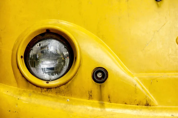 老生锈的黄色汽车车灯 — 图库照片