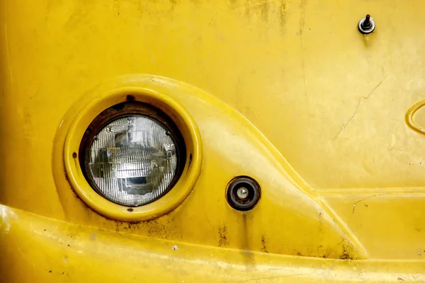 老生锈的黄色汽车车灯 — 图库照片