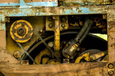  Tozlu motor parçaları paslı.