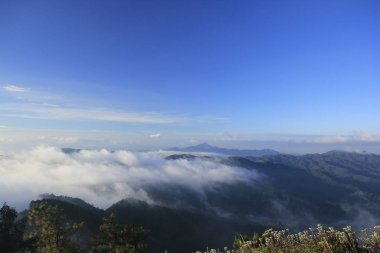 Sabah ın erken saatlerinde dağlarda sis.