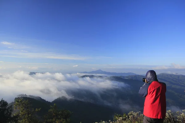 Homme Portant Une Chemise Rouge Debout Sur Une Montagne — Photo