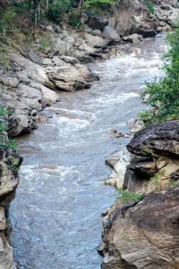 Vadi boyunca nehir akar.