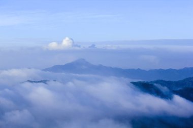 Sabah sis dağ manzaralı
