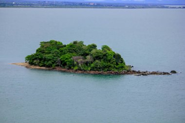 Gölün ortasındaki küçük ada.