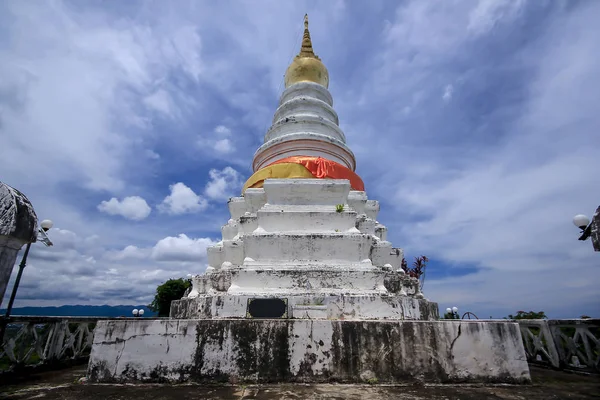 Dağda büyük beyaz pagoda.