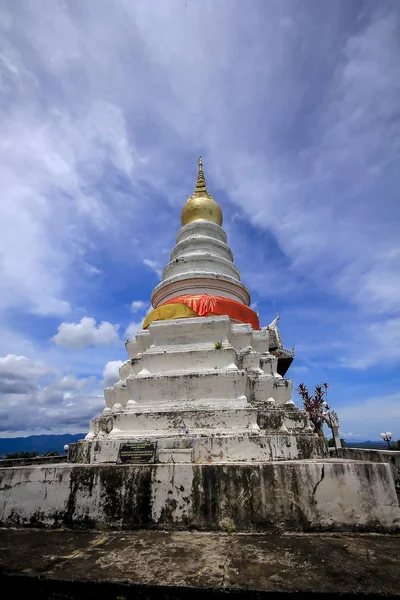 Dağda büyük beyaz pagoda.