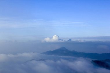 Sabah sis dağ manzaralı