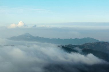 Sabah sis dağ manzaralı