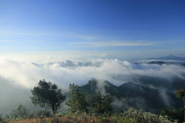 Sabah sis dağ manzaralı