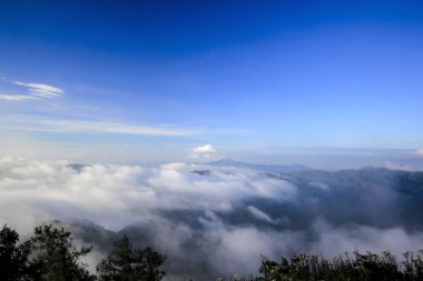 Sabah sis dağ manzaralı