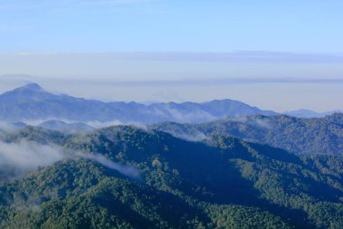 Sabah sis dağ manzaralı