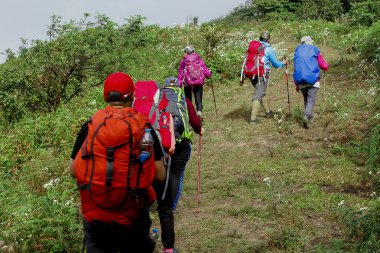 Backpackers tepede yürüyor.