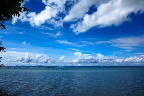 明亮的天空中的海景云 — 图库照片