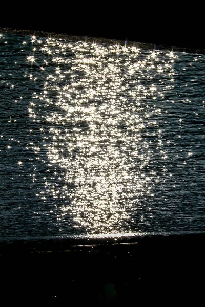 Güneş Işığının Vurduğu Yüzeyde Kıvılcımlar — Stok fotoğraf