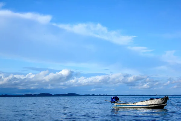 Liten Vit Båt Havet — Stockfoto