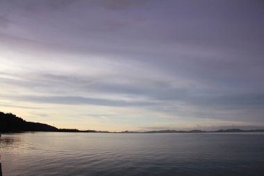 Sabahın erken saatlerinde deniz ve gökyüzü.