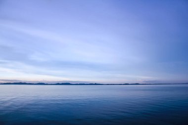 Güzel beyaz ışıkta yakın mesafeden gökyüzü ve deniz.