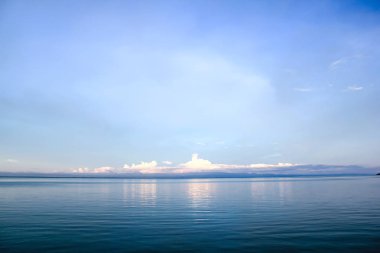 Güzel beyaz ışıkta yakın mesafeden gökyüzü ve deniz.