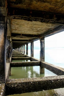 Denizde beton köprü.